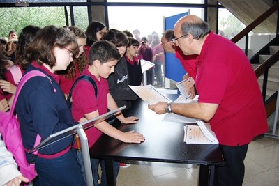 Acollida dels assistents i lliurament dels diplomes de participació