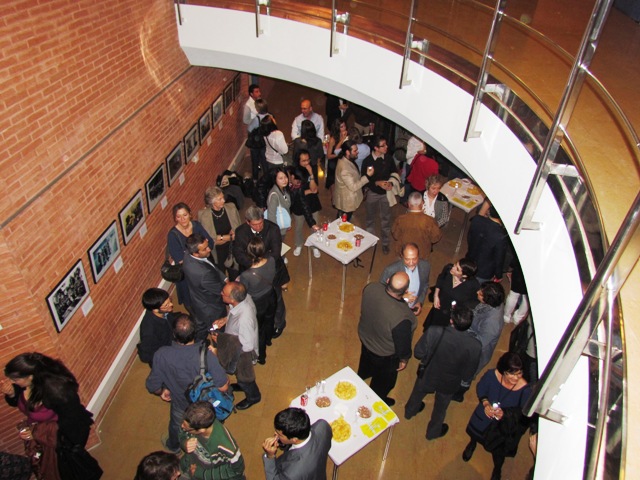Copa de cava servit per estudiants de l'FME