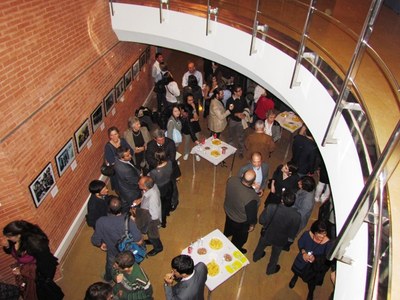 Copa de cava servit per estudiants de l'FME