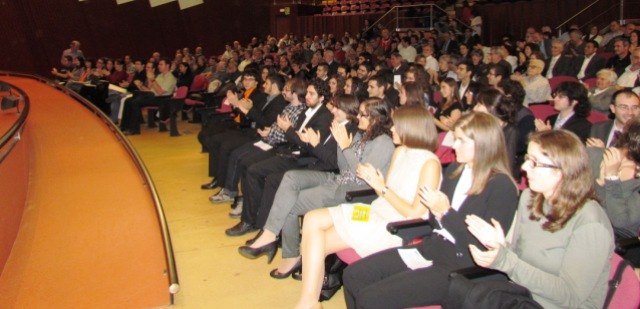 Platea de l'Auditori del Vèrtex amb els titulats i titulades a primer terme