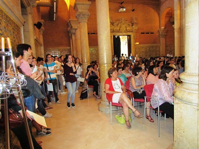 Imatges de l'Aula Magna de la Casa de Convalescència, plena de públic
