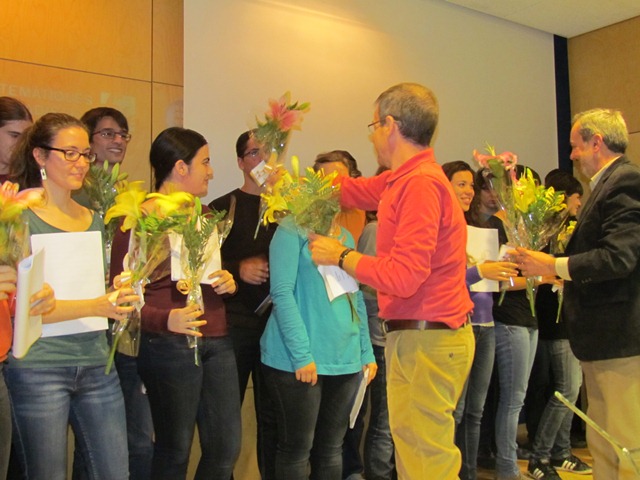 Aplaudiments i repartiment de flors