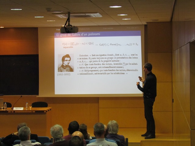 Bernat Plans presentant la ponència "El Problema Invers de la Teoria de Galois"