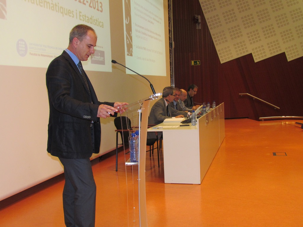 El cap d'estudis de Matemàtiques presenta els graduats