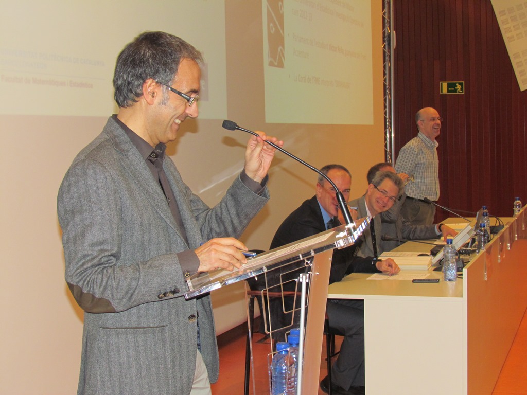 El cap d'Estudis d'Estadística presenta els graduats