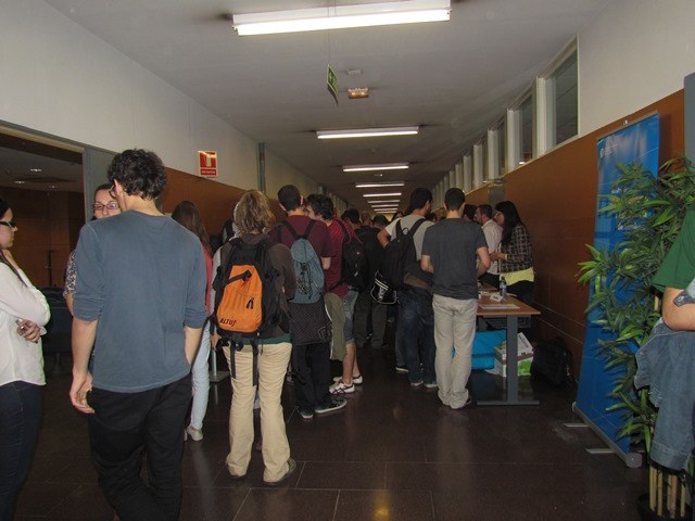 Contacte amb les empreses al vestíbul de la sala d'actes de l'FME