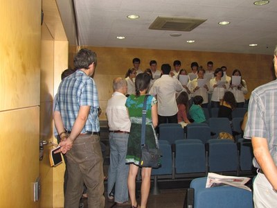 Intepretant l'himne "Gaudeamus"
