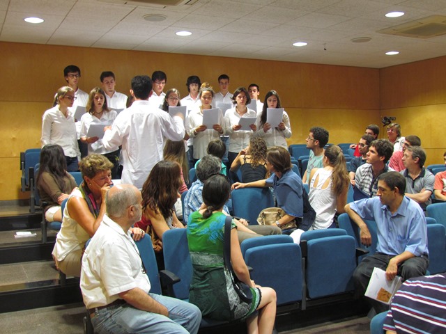 La coral de l'FME intepretant "Cantares" de J. M. Serrat