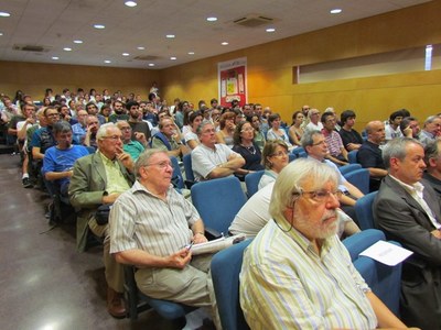 Públic assistent a la sala d'actes de l'FME
