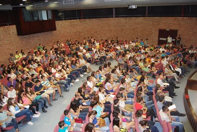 La sala d'actes de la Facultat d'Economia i Empresa plena a vessar