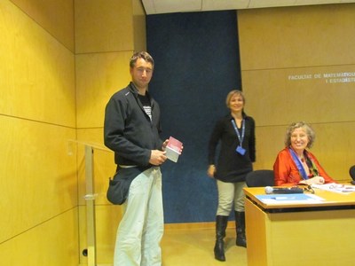 L'estudiant Bru Martinell rebent un dels premis del Concurs