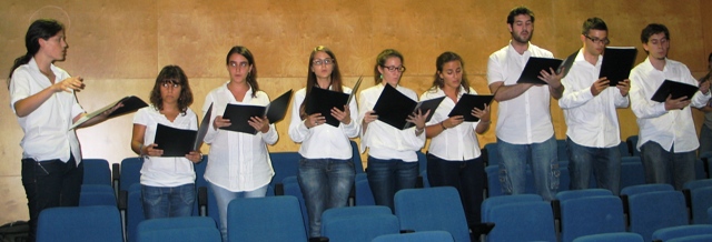 La coral de l'FME va cantar l'himne "Gaudeamus igitur"