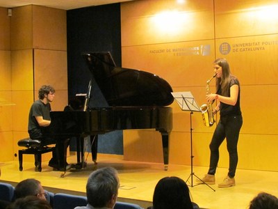 Gisela Espigulé al saxo alt i el Tomàs Sanz al piano