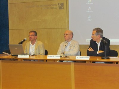 Inici de l'acte: taula presidencial amb Josep M. Vegara (President del SCE), Jordi Quer (degà FME) i Xavier Tort-Martorell (Departament EIO)