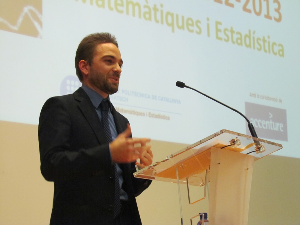 Emer Rodríguez fa el discurs com a representant dels estudis d'Estadística