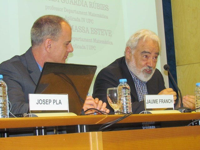 El professor Sebastià Xambó presenta el primer ponent, el professor Josep Pla