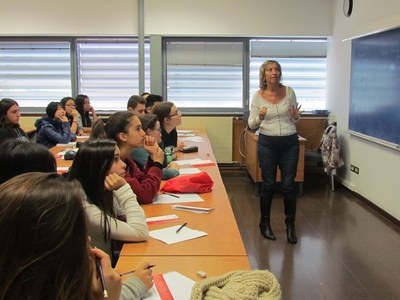 La professora M. Rosa Massa impartint el taller