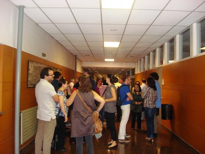 copa de cava al passadís de la Facultat