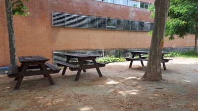 3 taules de pícnic al pati de l'FME