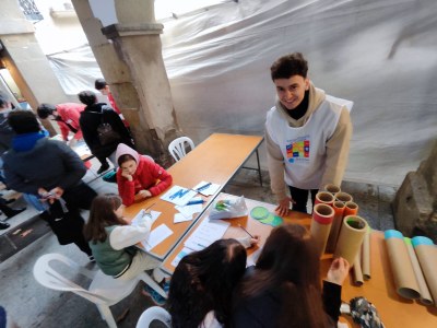 Activitat "Matemàtiques al Carrer" a la plaça del Mercadal de Balaguer, amb protagonisme FME-UPC