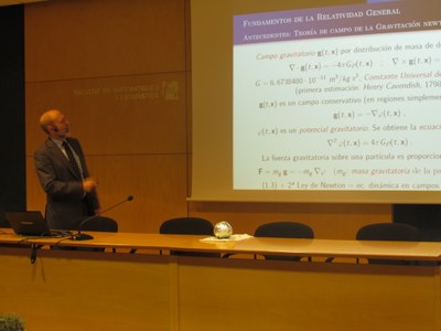 La conferència del professor Narciso Román sobre la Teoria de la Relativitat General ja disponible al Canal YouTube de l'FME