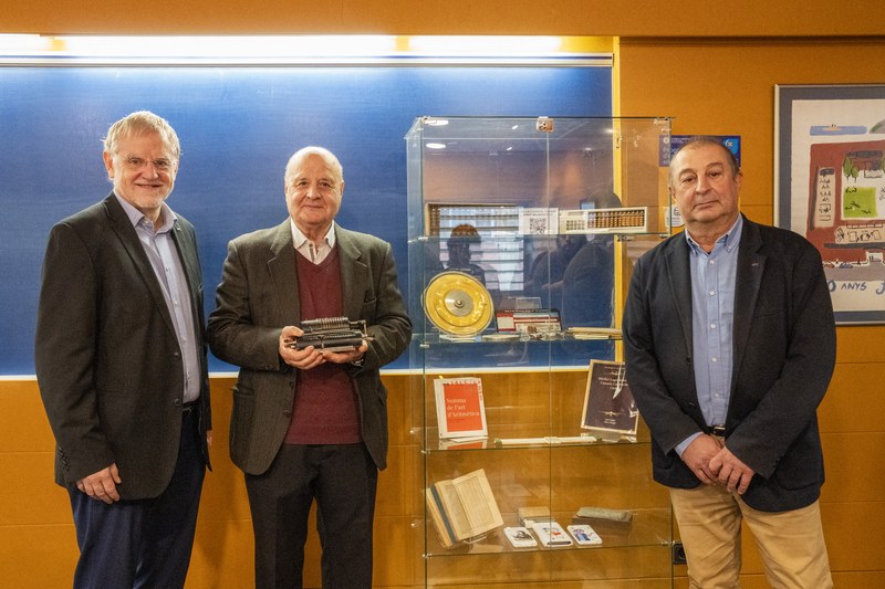 D'esquerra a dreta, Prof. Jordi Guàrdia, degà FME, Sr. Josep Balsach, col·leccionista i Prof. Frances Torres, rector UPC. Foto: Jordi Aguilar